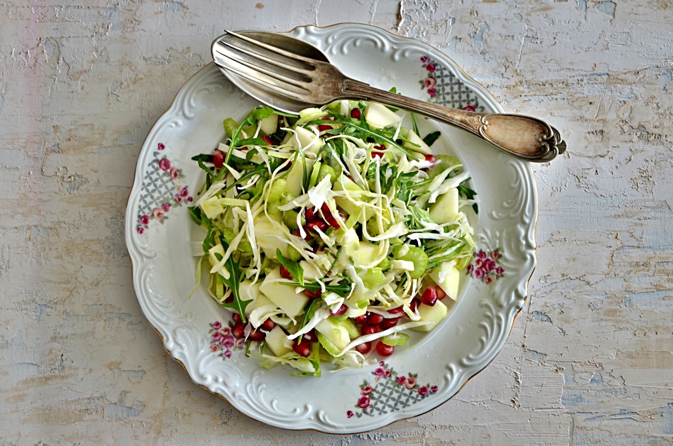 Gemischter Salat mit Granatapfel und grünem Apfel