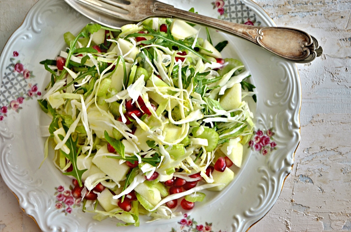 Gemischter Salat mit Granatapfel und grünem Apfel
