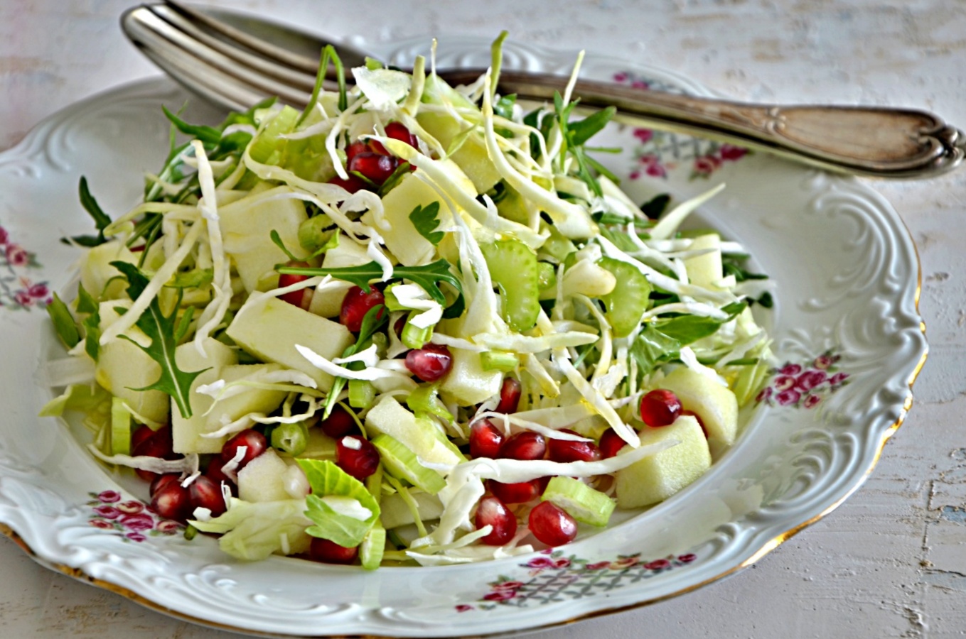 Gemischter Salat mit Granatapfel und grünem Apfel