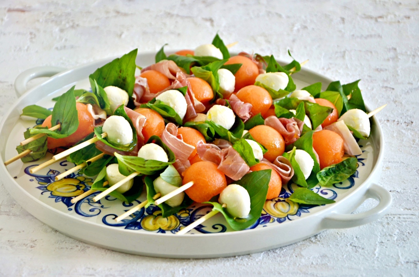 ΣΟΥΒΛΑΚΙΑ ΜΕ ΠΕΠΟΝΙ ΚΑΙ ΜΟΤΣΑΡΕΛΑ