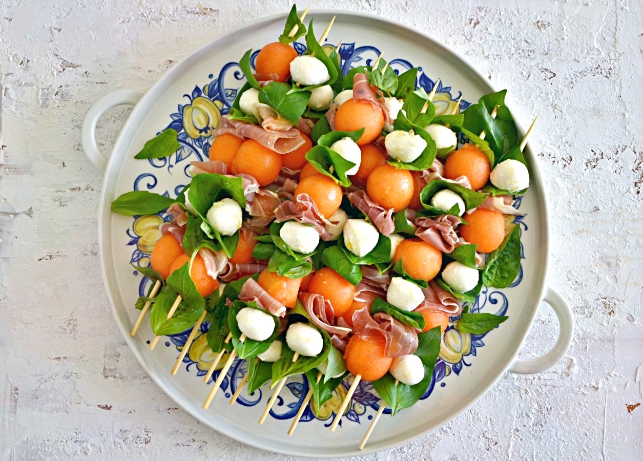 ΣΟΥΒΛΑΚΙΑ ΜΕ ΠΕΠΟΝΙ ΚΑΙ ΜΟΤΣΑΡΕΛΑ