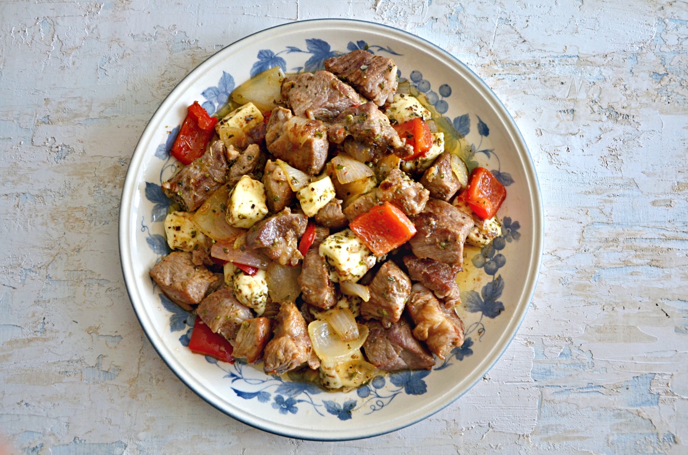 Schweinefleischpfanne mit Haloumi und Paprika